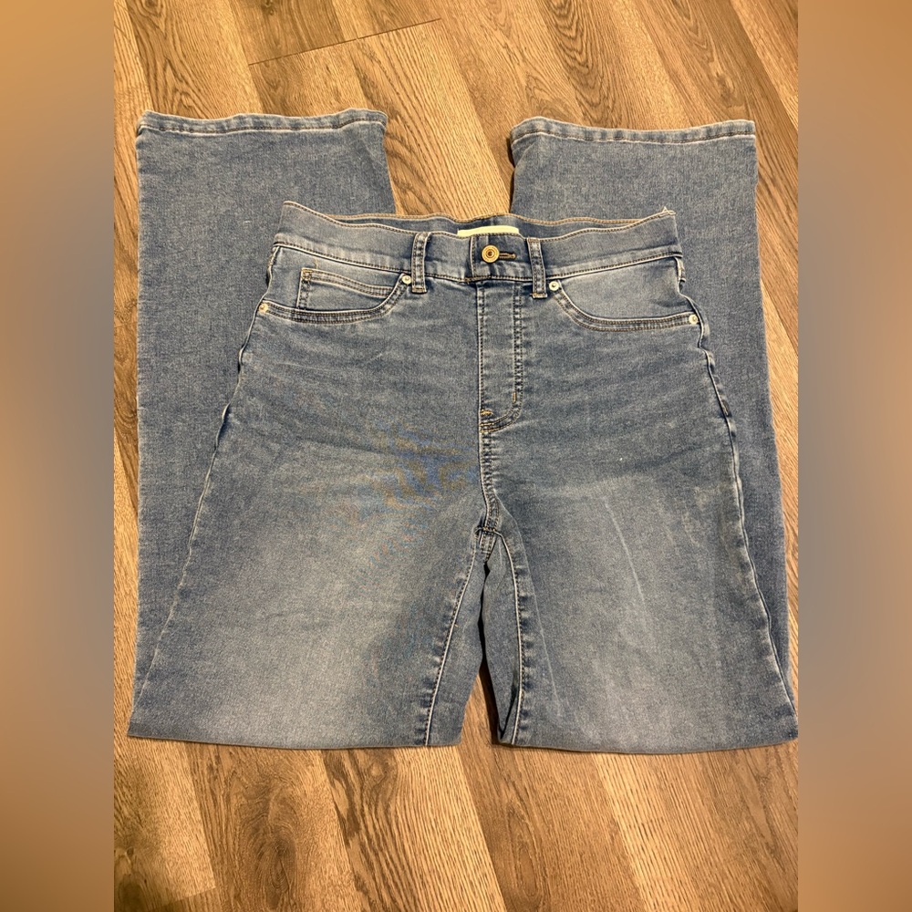 Stylish light blue barrel jeans
ELASTIC WAISTBAND